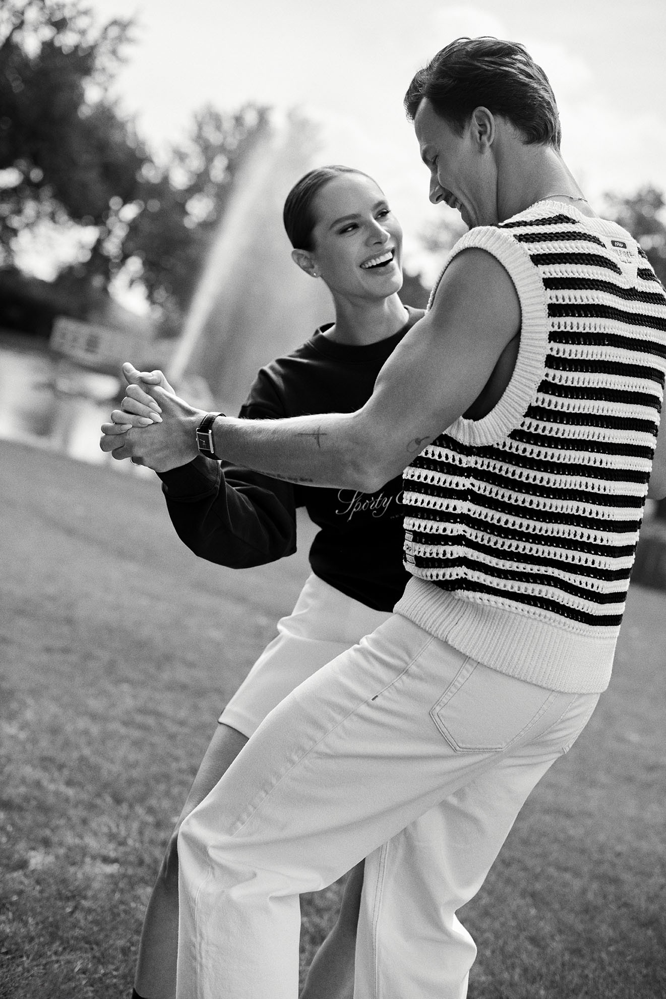 A lelki közelség olyan erős köztük, hogy azt bármilyen távolságból képesek fenntartani – Nini: Pulóver és szoknya SPORTY & RICH – net-a-porter.com,  Marci: Kötött mellény és nadrág TOMMY HILFIGER