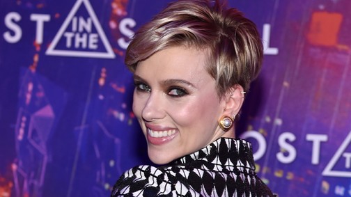 Scarlett Johansson egy rockistennő ebben a ruhában