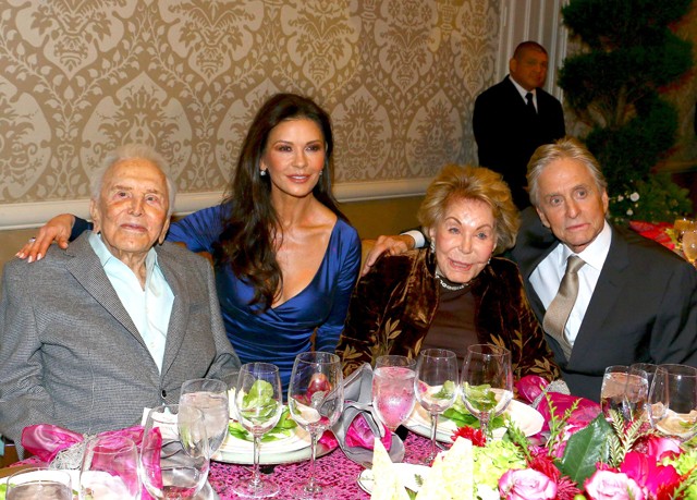 Meghalt Michael Douglas legendás édesapja, Kirk Douglas