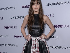 Hailee Steinfeld grunge-os öszzeállításban és új frizurával partizik