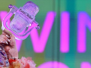 Ő lett az Eurovíziós Dalfesztivál győztese, aki a nagy ünneplés közepette darabokra törte a díját