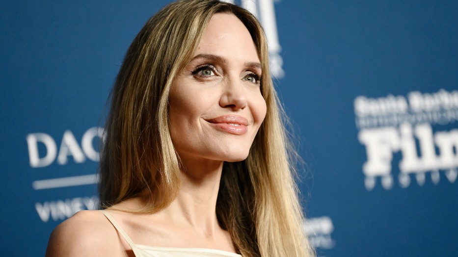 Angelina Jolie ruhája láttán elakadt a lélegzetünk