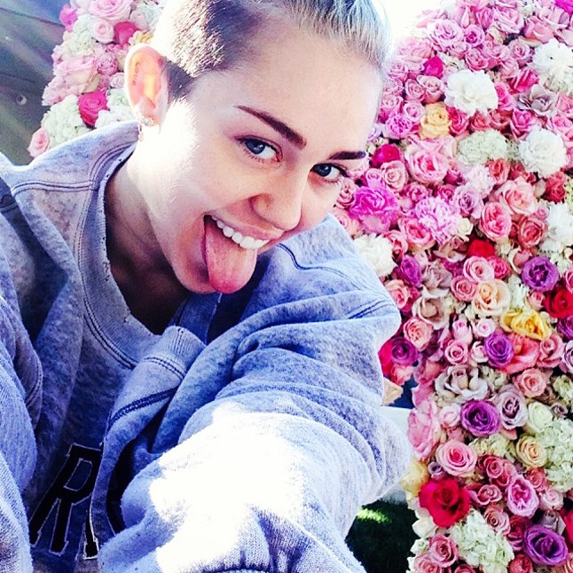 Miley Cyrus nyelvnyújtás nélkül nem is Miley Cyrus.