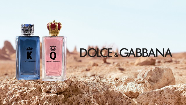 Az üvegpalack geometrikus formáit királyi korona díszíti arany és cseresznyepiros színben, amelyet az illat szívjegyei inspiráltak. A merész piros csomagolás kiemeli az illat erőteljes aspektusait