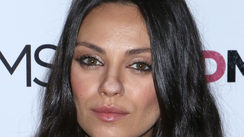 A terhes Mila Kunis a vörös szőnyegen mutogatta kerek pocakját