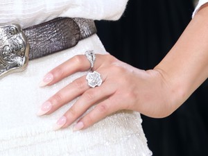 Amerikai manikűr: az egyik legmenőbb körömtrend, amit még idén ősszel próbálj ki