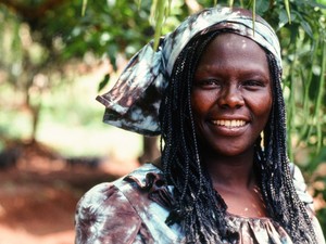 Számos alkalommal bebörtönözték, aktivizmusára ráment a házassága, de ő lett az első afrikai nő, aki Nobel-békedíjat nyert