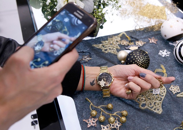 Iszak Eszti kedvenc órájával aludt, lenyomata az arcán is egész nap látszott!