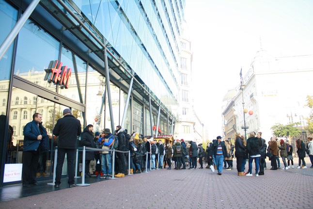 A kígyózó sor a H&M előtt egészen a Váci utcáig ért