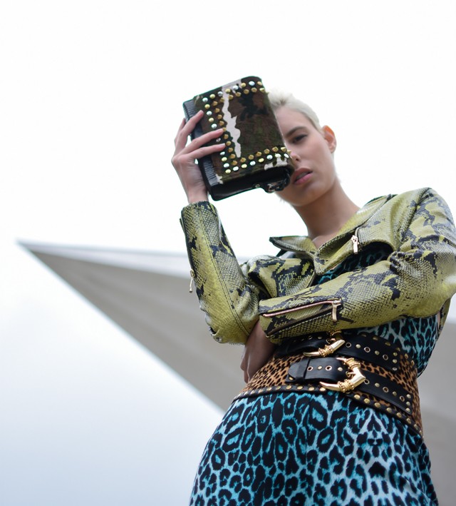 Ki mondta, hogy egy csipkekosztüm, vagy egy kristályos táska nem fér össze egy tornacipővel?