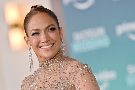 Jennifer Lopez meztelen testét csak hosszú haja takarja új kampányfotóin