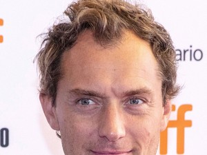 Jude Law kislánya már teljesen úgy néz ki, mint a fiatal Miley Cyrus