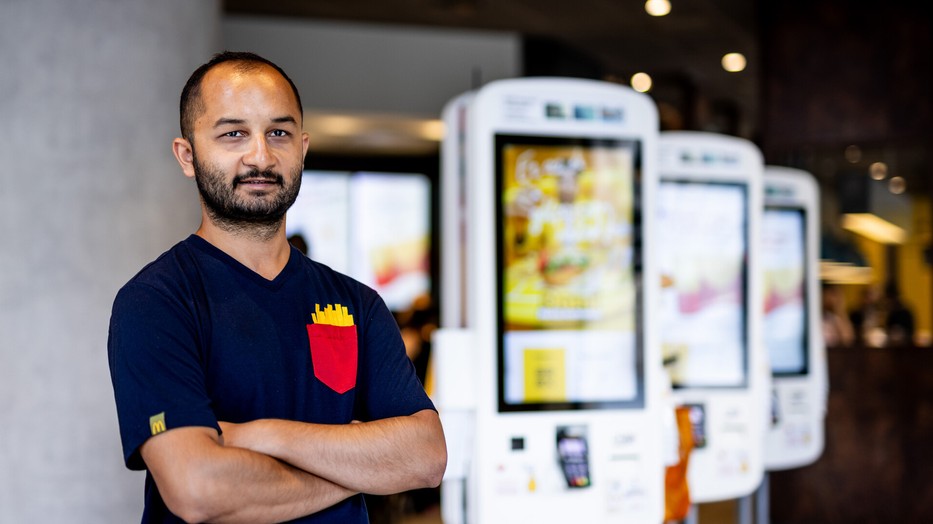 Henrik aliglátó, és már majdnem három éve dolgozik a McDonalds egyik forgalmas éttermében