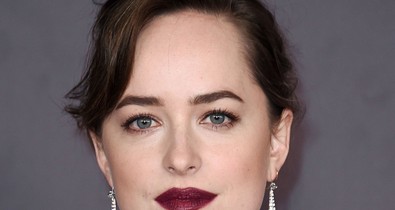 Dakota Johnson ruháján egy fél kristálybánya van, de imádjuk!