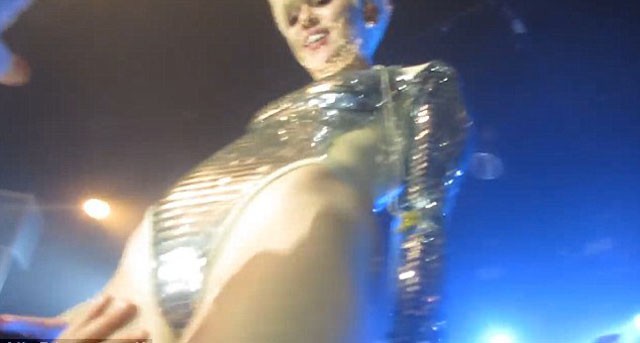 miley cyrus, london, gay, élő, vénusz domb, puncija, simogatják, koncert