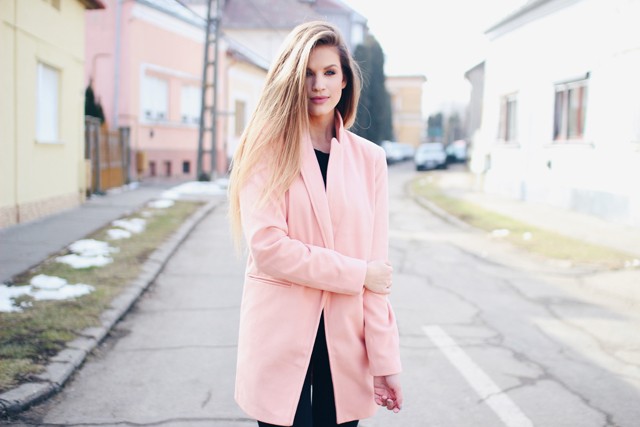 Karin púderrózsaszínű kabátja kész csoda!