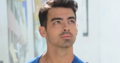 Ez zseniális! Joe Jonas testvérének arcát viseli szájmaszkként