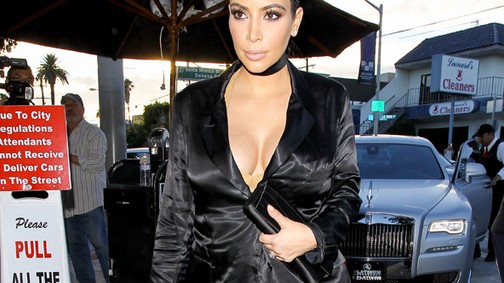 Kim Kardashian kerekedő pocakkal