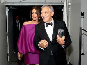Amal Clooney a világ legrövidebb szoknyáját is hercegnőként viseli, arcpirító ruhája azonnal berobbantja a nyarat
