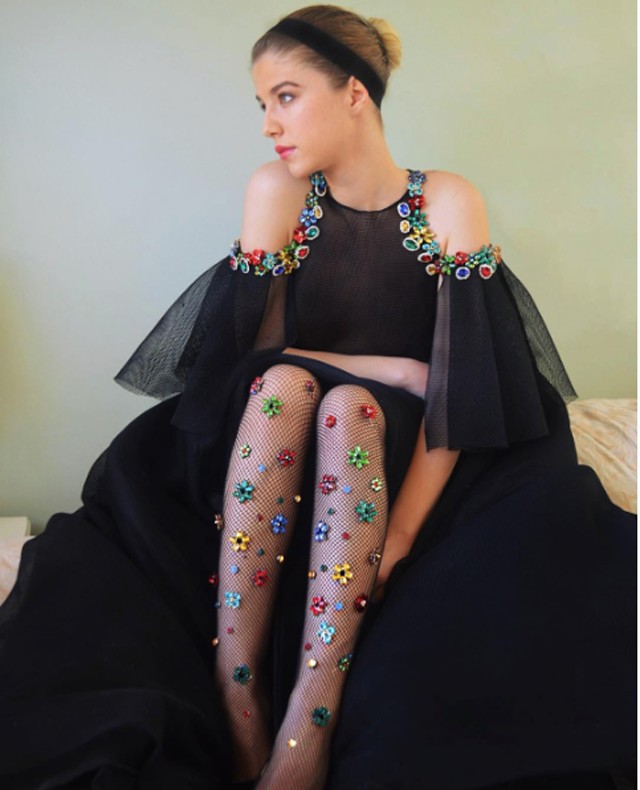 Ez a lány gyönyörűen kidíszíti a harisnyáit és már a legnagyobb sztárok is rajonganak érte