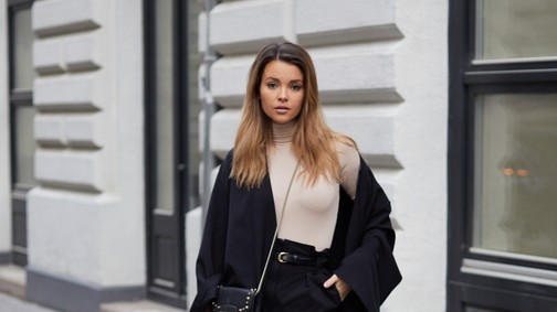 Nagyon stílusos szettel fejezi be a hetet Kárpáti Rebeka
