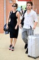 Palvin Barbara 2022. augusztus 30-án a velencei Filmfesztiválra érkezve, Dylan Sprouse oldalán tündökölt ebben a testhezálló, fekete pántos ruhában és sportcipőben, amivel bebizonyította, hogy egy utazós szett is lehet egyszerre kényelmes és elképesztően stílusos.