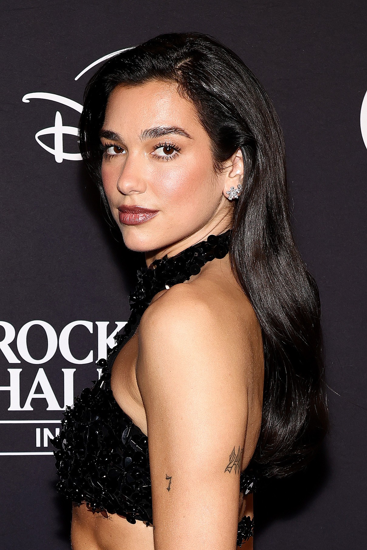 A lakkfekete haj is remekül áll a gyönyörű énekesnőnek