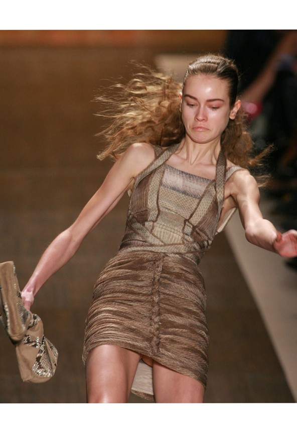 Tűz, liftben ragadt szerkesztők, kamu belépők - a divathét botrányai