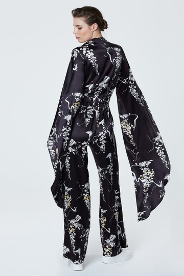 Tóth Bori mintás selyemruhái egyszerre viselhetőek napközben az irodában és este egy koktélpartin. Éppen ezért számítanak nagyon jó befektetésnek