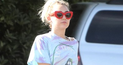 Miley Cyrus obszcén jógapózban hergel