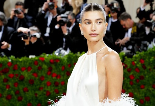 Elakad a szavunk: Így nézett ki Hailey Bieber, amikor életében először vonult végig a vörös szőnyegen