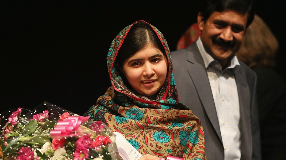 Malála mögött ott állt az édesapja, ma már Nobel-díjas. Egy támogató apa nagyon sokat segít a női egyenjogúságon