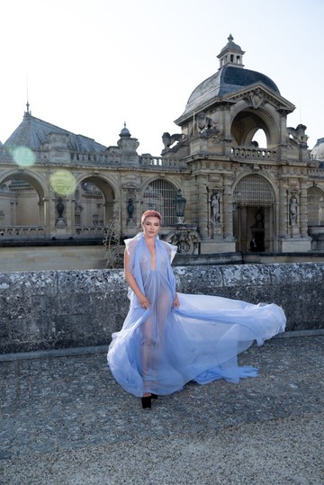 Egy évvel azután, hogy a 2022-es Valentino Haute Couture divatbemutatón egy teljesen átlátszó rózsaszín ruhával keltett feltűnést, Florence Pugh egy nagyon hasonló lila ruhát viselt az idei párizsi divathéten. Ezúttal szabadon hagyta a melleit, valamint fehérneműjét is.