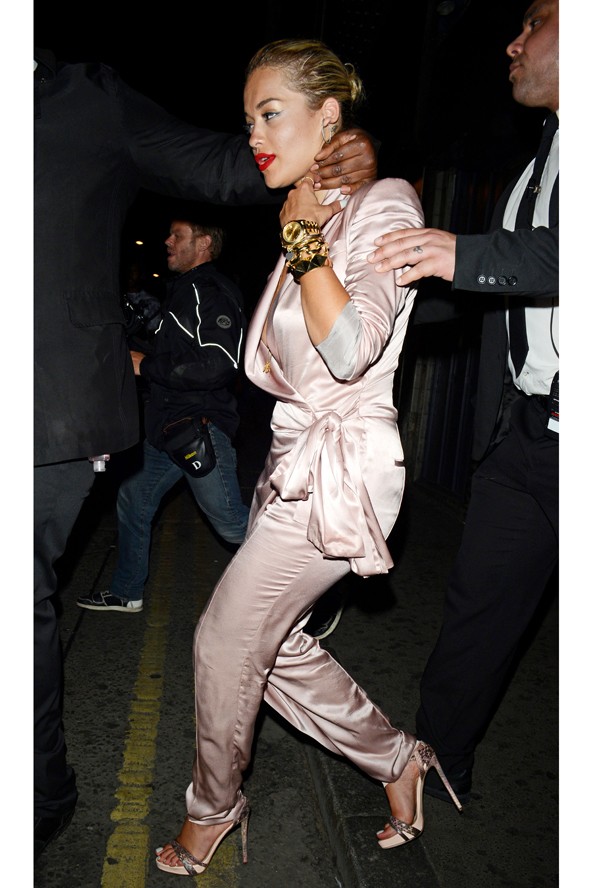 Rita Orát nyakánál fogva vezetik