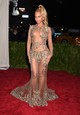 2015, Beyoncé - Egy évvel később Beyoncé egy aranyozott Givenchy ruhát viselt a Met-gálán, ami hasonlóan leleplező volt és csodálatos. 