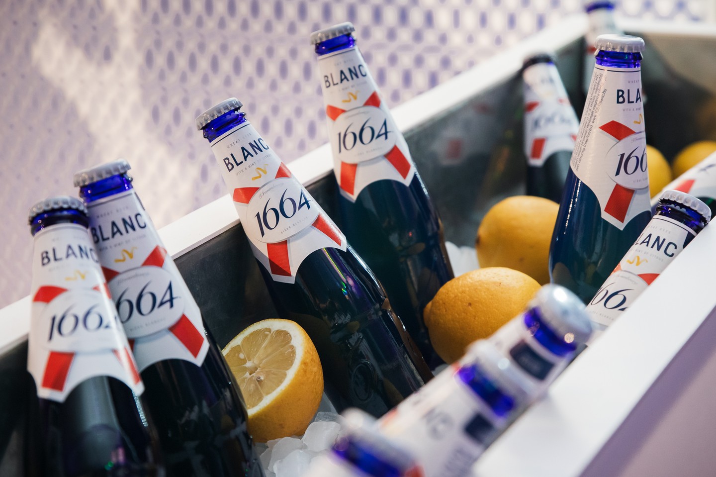 A parti forgatagban mindenkinek jól estek a CARLSBERG hűsítő sörei 