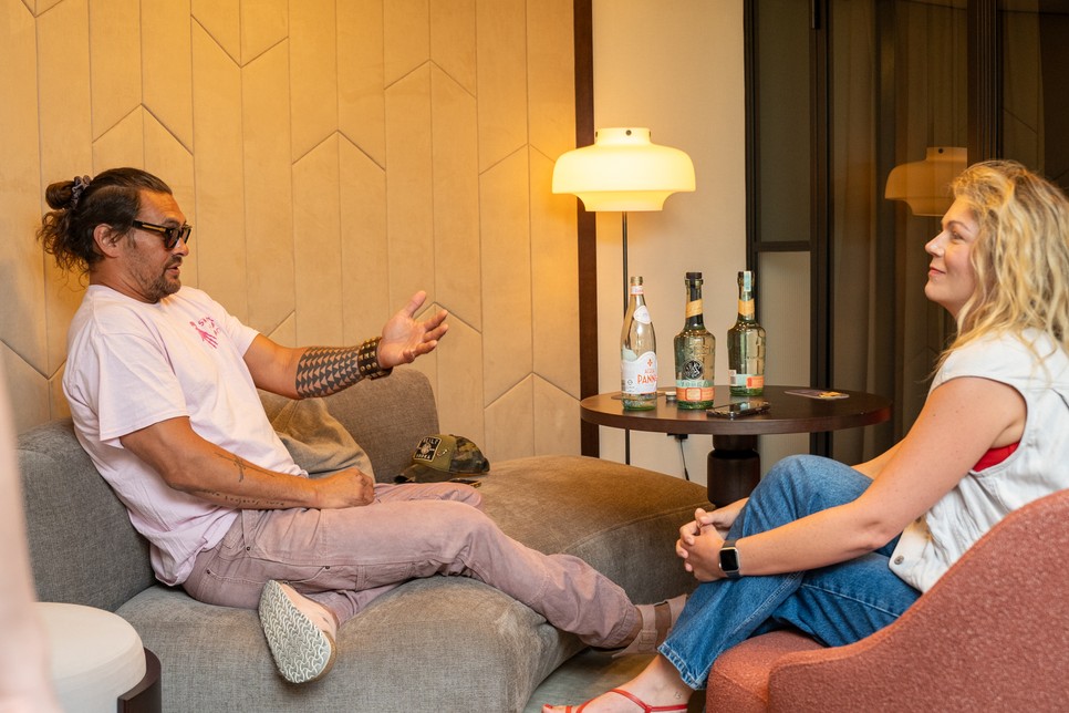 Jason Momoa személyesen adott interjút a GLAMOUR-nak