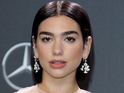 Dua Lipa a világ legretróbb esküvői ruháját hordta a vörös szőnyegen