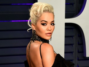 Rita Ora fenék- és bugyivillantós ruhája elég meredek