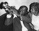Louis Armstrong feleségének zenél 1955-ben.