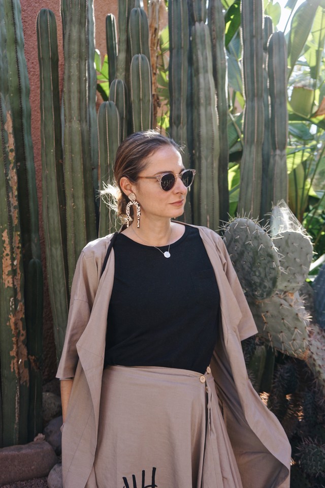 Majoros Zita a marokkói YSL múzeum előtt a legmenőbb szettben pózol