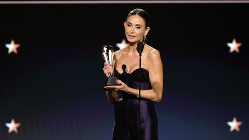 Demi Moore szürreálisan gyönyörű meztelenruhában vette át a Critics Choice Awards díjat
