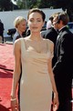 Angelina Jolie az 1998-as Emmy Awards-on egy olyan Randolph Duke kreációt viselt, amely olyan hatást kelt, mint egy félig kilátszó melltartó. Merész, de ízléses! Imádjuk.