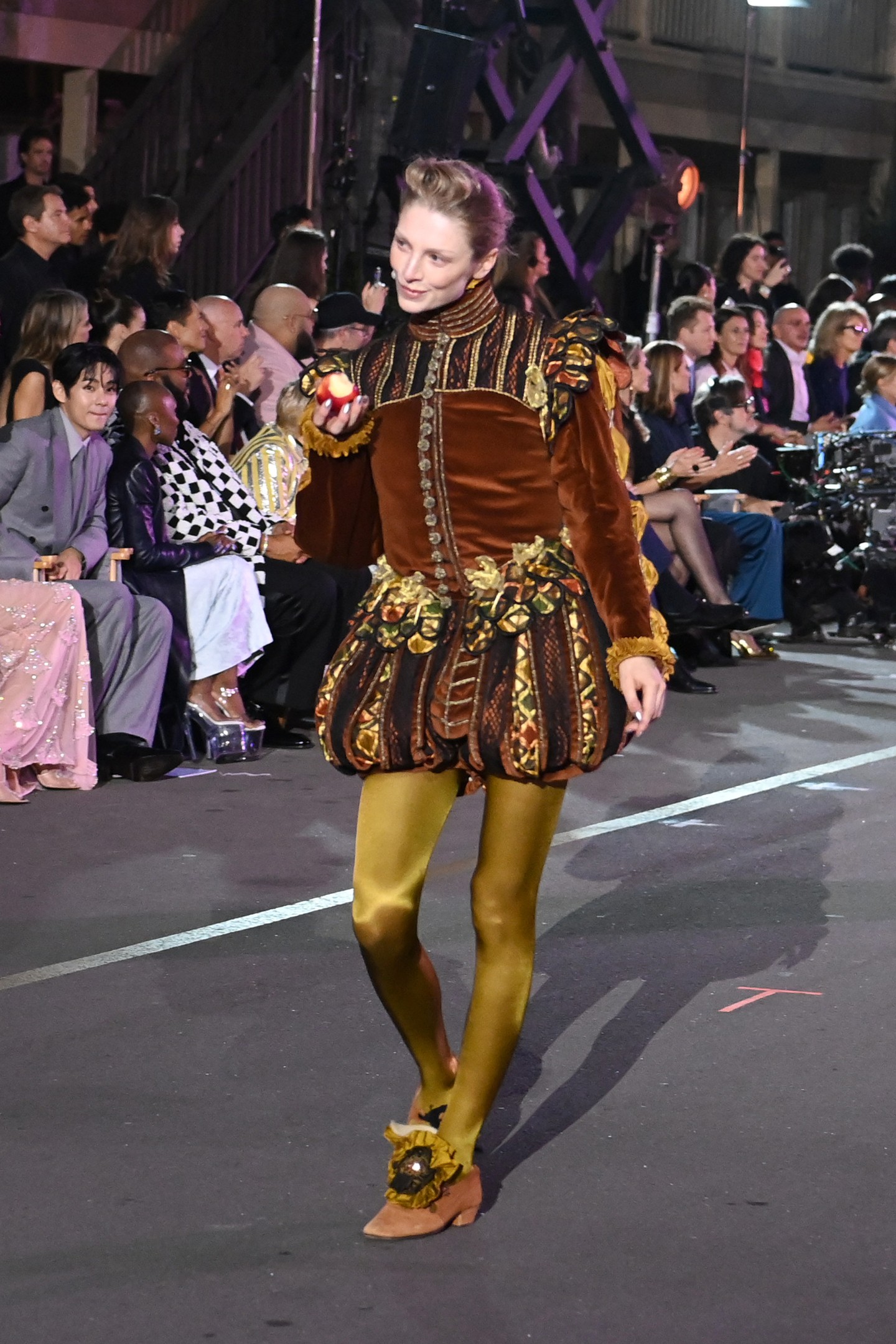 Hunter Schafer Sally Potter 1992-es Orlando című filmjének eredeti, Sandy Powell által tervezett jelmezében