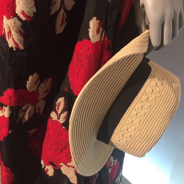 A trend neve: Luxe Traveller. Olyan, mintha folyamatosan utaznál a világ különböző pontjai közt és összekevernéd az utad során vásárolt darabokat. Kényeles és eszméletlenül magávalragadó trend