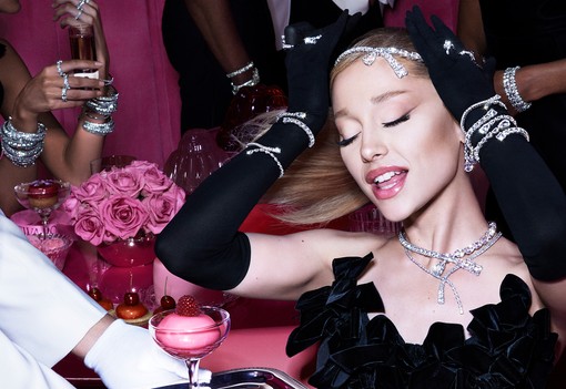 Ariana Grande és a Swarovski csillogással tölti meg a 2024-es ünnepi szezont