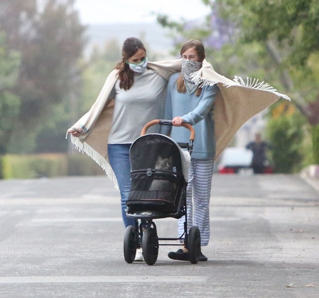 A hét legjobb pillanata: Jennifer Garner babakocsiban sétáltatja a MACSKÁJÁT