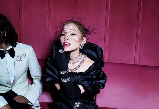 Ariana Grande és a Swarovski csillogással tölti meg a 2024-es ünnepi szezont