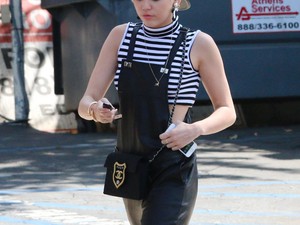 Ilyen Miley Cyrus trendmixe: bőr kertésznadrág, haspoló