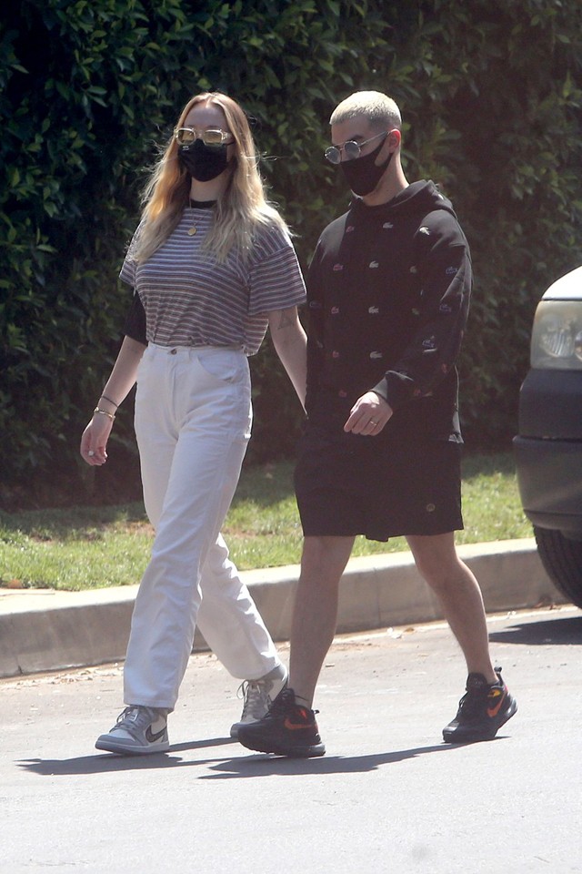 Sophie Turner először az utcán a babájuk születése óta: meg sem látszik rajta, hogy szült